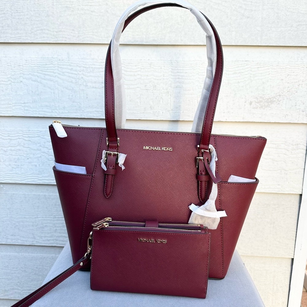 SALE! 🍁Michael Kors purse and wallet